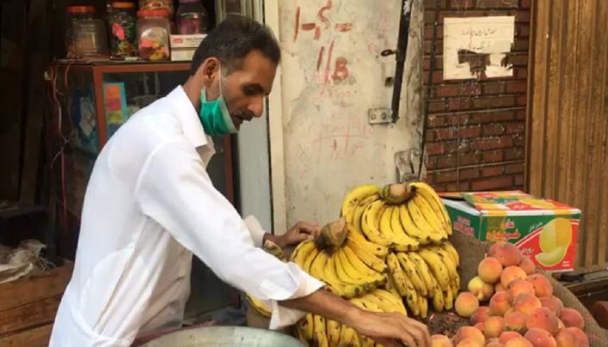 Babar Azam S U 16 Coach Sells Fruits To Survive Under Covid 19 Geosuper Tv