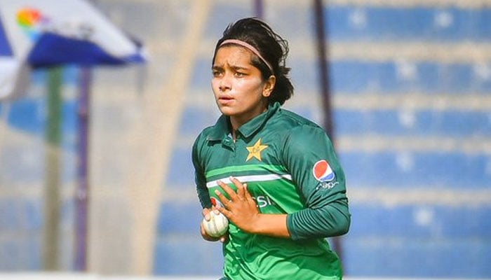 Fatima Sana receives commemorative cap for ICC Women's ODI Team of the Year  2021 - Cricket - geosuper.tv