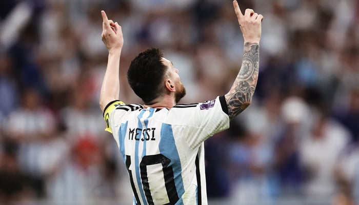 Nếu bạn yêu bóng đá, bạn không thể bỏ qua hình ảnh của siêu sao Lionel Messi cùng đội tuyển Argentina trong World Cup. Hãy tận hưởng những khoảnh khắc đầy kịch tính và cảm xúc khi theo dõi chàng tiền đạo này trên sân cỏ!