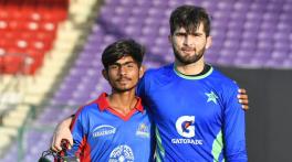 Shaheen Afridi wins hearts with his friendly gesture