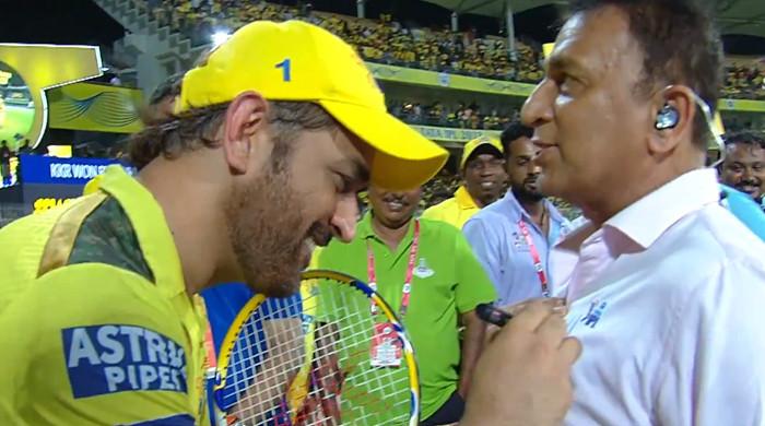 WATCH: Fans go crazy as Sunil Gavaskar takes autograph from MS Dhoni - Vimarsana News