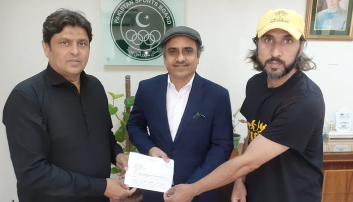 Pakistan: PSB hands over Aikman’s salary cheque to PHF 1 25521 7308349 updates - Pakistan: PSB hands over Aikman’s salary cheque to PHF - The Pakistan Sports Board (PSB) handed over the salary cheque of former coach Siegfried Aikman to the Pakistan Hockey Federation (PHF) on Thursday.