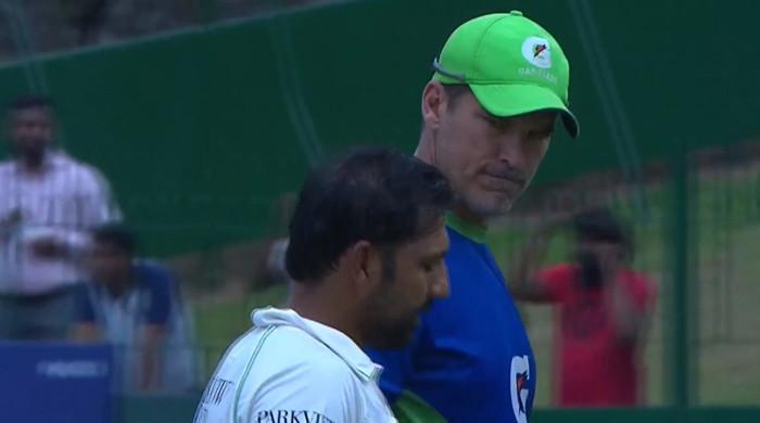 Sarfaraz Ahmed walks off the field after blow on the head - Vimarsana News