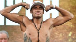 Emanuel Navarrete retains title with technical decision over Charly Suarez