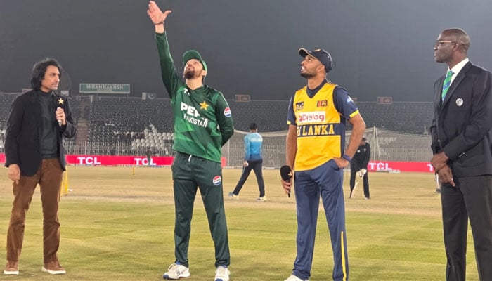 টি-টোয়েন্টি ত্রিদেশীয় সিরিজের ম্যাচে শ্রীলঙ্কার বিপক্ষে টস জিতে প্রথমে বোলিং করার সিদ্ধান্ত নেয় পাকিস্তান। টি-টোয়েন্টি ত্রিদেশীয় সিরিজের ম্যাচে শ্রীলঙ্কার বিপক্ষে টস জিতে প্রথমে বোলিং করার সিদ্ধান্ত নেয় পাকিস্তান।