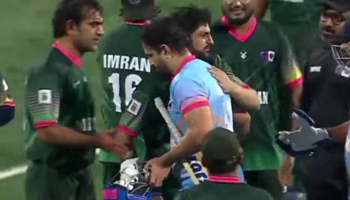 Irfan Pathan and Shoaib Malik hug after F2 Double Wicket match.