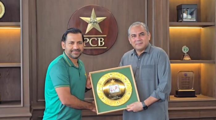 Mohsin Naqvi presented the plaque to Sarbaraz Ahmed after his retirement