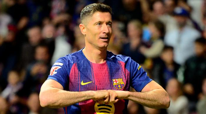 Robert Lewandowski’s late strike sends Barcelona seven points clear over Atletico Madrid