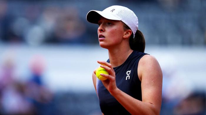 Iga Swiatek retires hurt as Madrid Open clash with Ann Li ends early