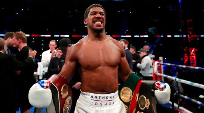 Anthony Joshua signs deal to fight Tyson Fury