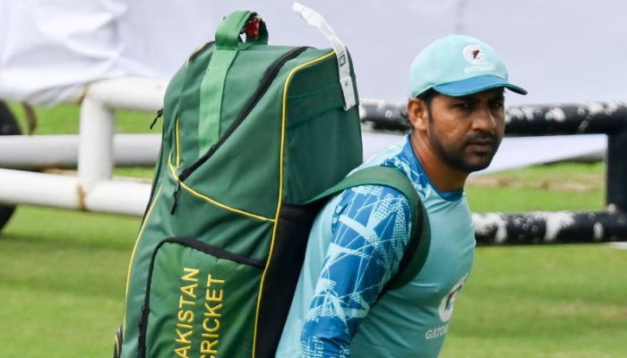 Sarfaraz Ahmed coaching Pakistan Test squad during practice