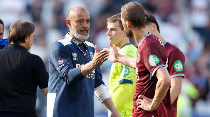 West Ham keep Espirito Santo as manager despite relegation from Premier League