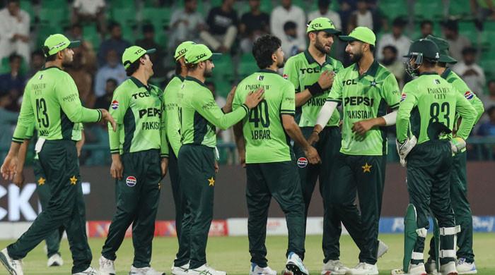 Pakistan restrict Australia to modest total in second ODI