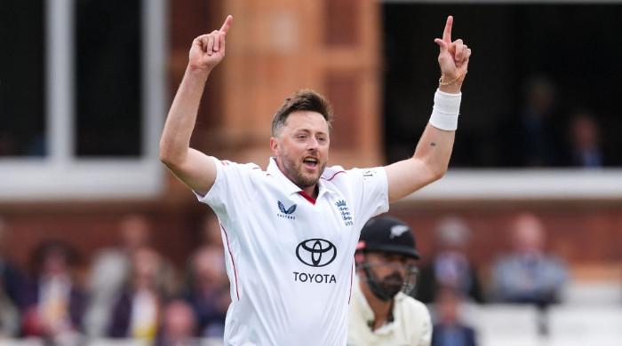 Robinson's double blow leaves New Zealand on brink of defeat