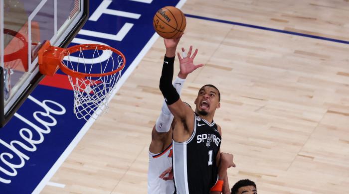 San Antonio Spurs shock New York Knicks at MSG to 